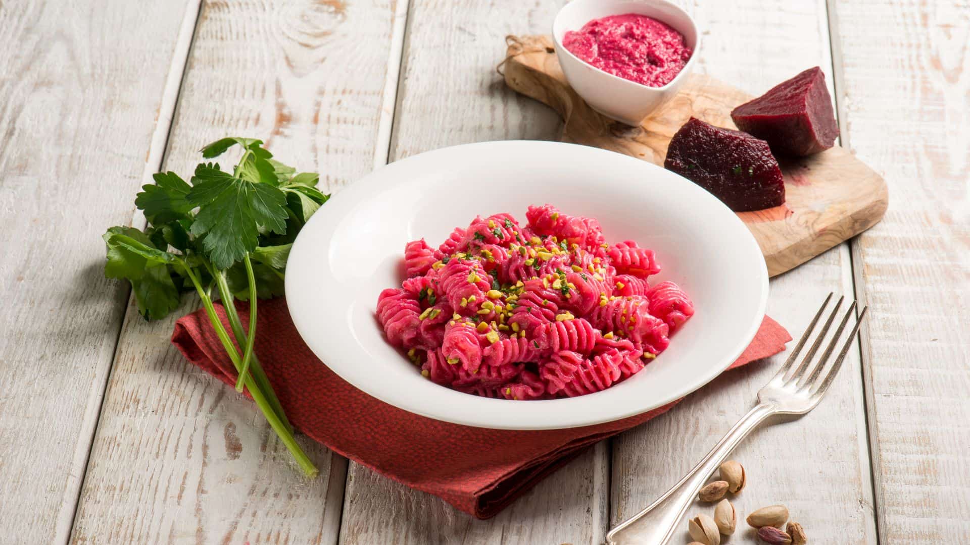 Rote-Bete-Pasta mit Pistazie und Ziegenkäse - your-life.guide